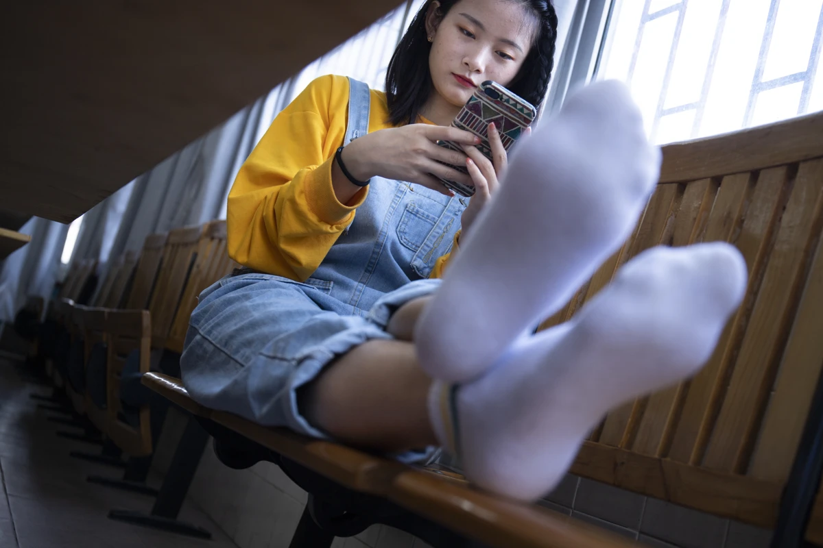 [爱美足] NO.019 刁钻的角度 四川妹子琳琳教室秀美脚 南国足艺#[121P]-3