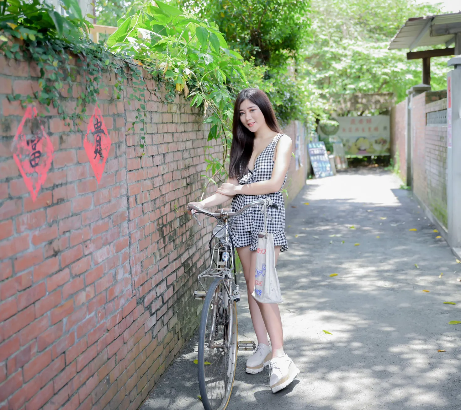 [爱美足] NO.214 乐乐 休闲布鞋美腿 街拍#[95P]-1