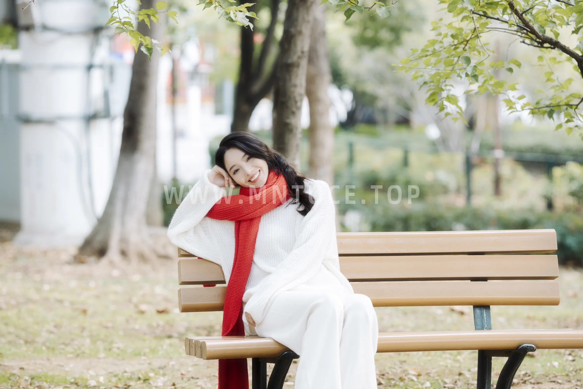 [艺图语] 2022.12.05 Vol.2604 – 红色暖冬 幽灵胡子#[46P]-4
