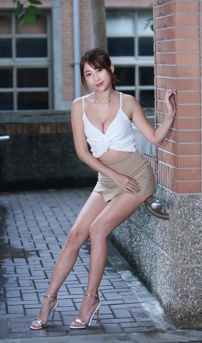 [爱美足] NO.108 张嘉庭 吊带露肚短裤 高跟美腿外拍 街拍#[52P]-3
