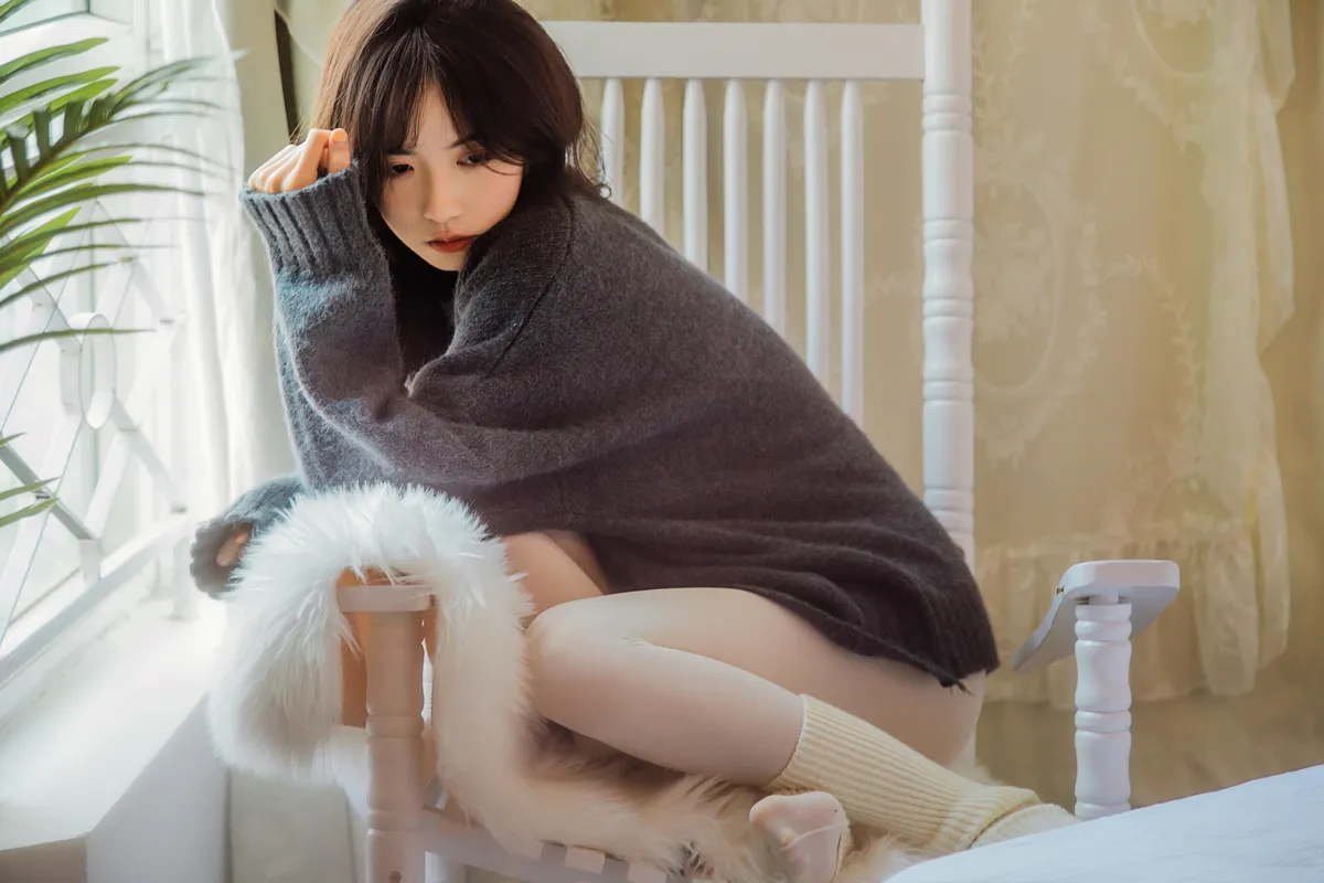 [艺图语] 2022.12.14 Vol.2677 – 空白格 梨涡允允#[23P]-10