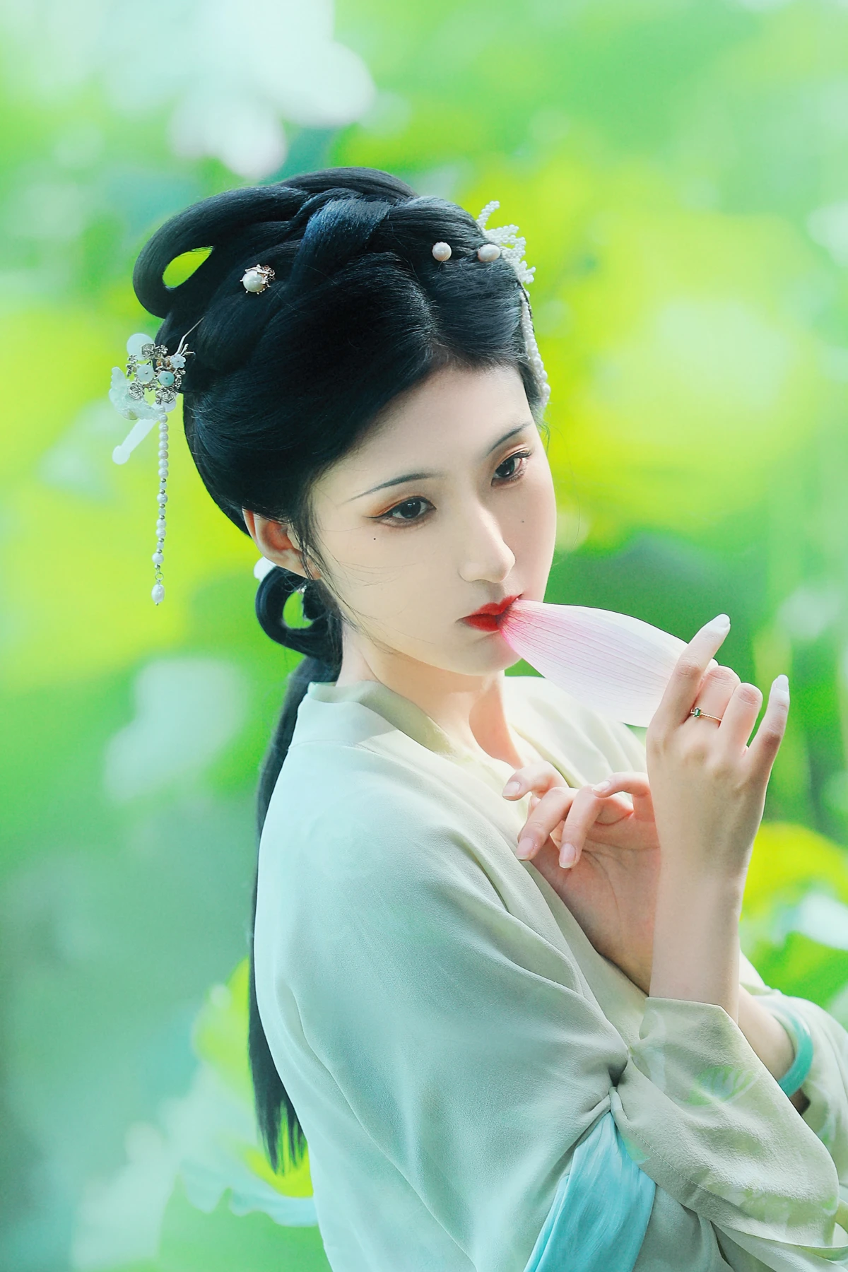 [艺图语] 2023.01.12 Vol.2900 她清冷得好像一首宋词 荷里寒#[23P]-1