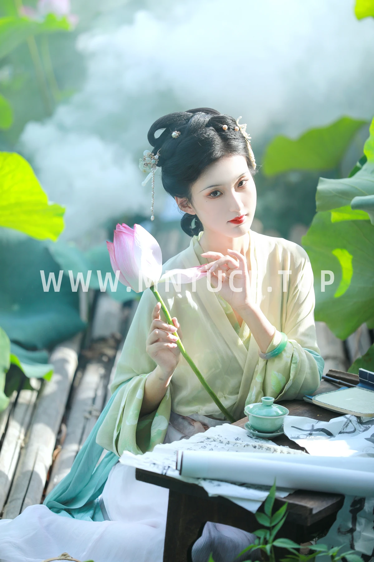 [艺图语] 2023.01.12 Vol.2900 她清冷得好像一首宋词 荷里寒#[23P]-1