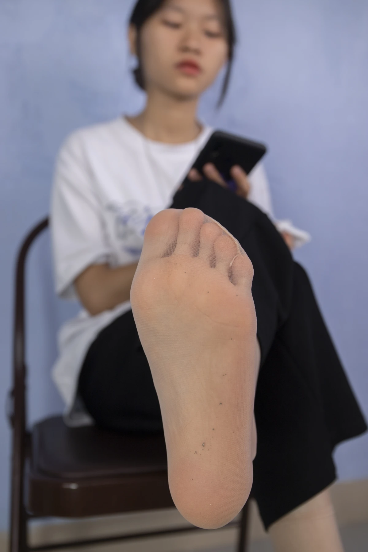 [爱美足] NO.012 琪琪性感肉丝诱惑，脚趾在丝袜的包裹下扭动 南国足艺#[108P]-1