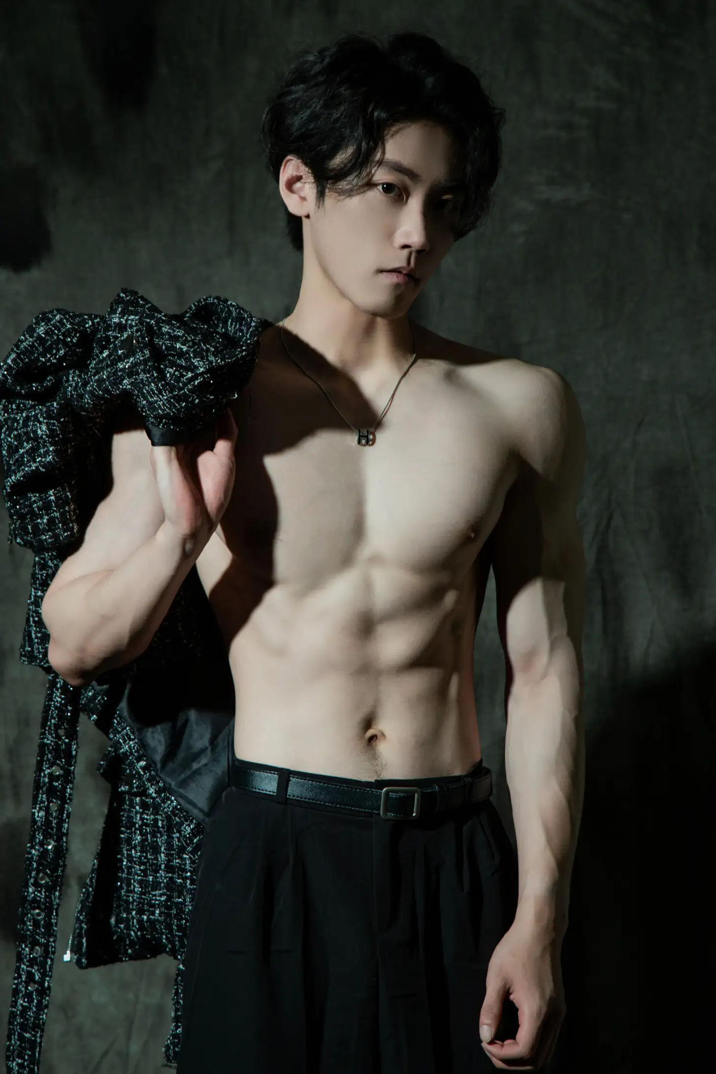 [艺图语] 2022.08.03 Vol.1613 – 光影与男孩 温柔的朱朱#[30P]-1