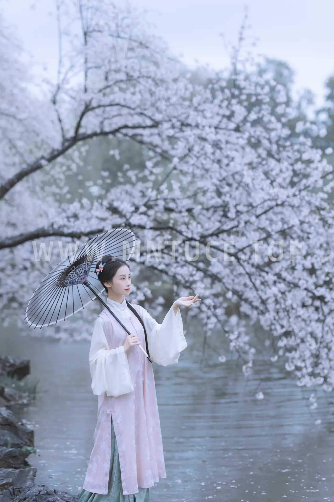 [艺图语] 2022.05.25 Vol.0984 – 雨樱花 眸小妖#[46P]-4