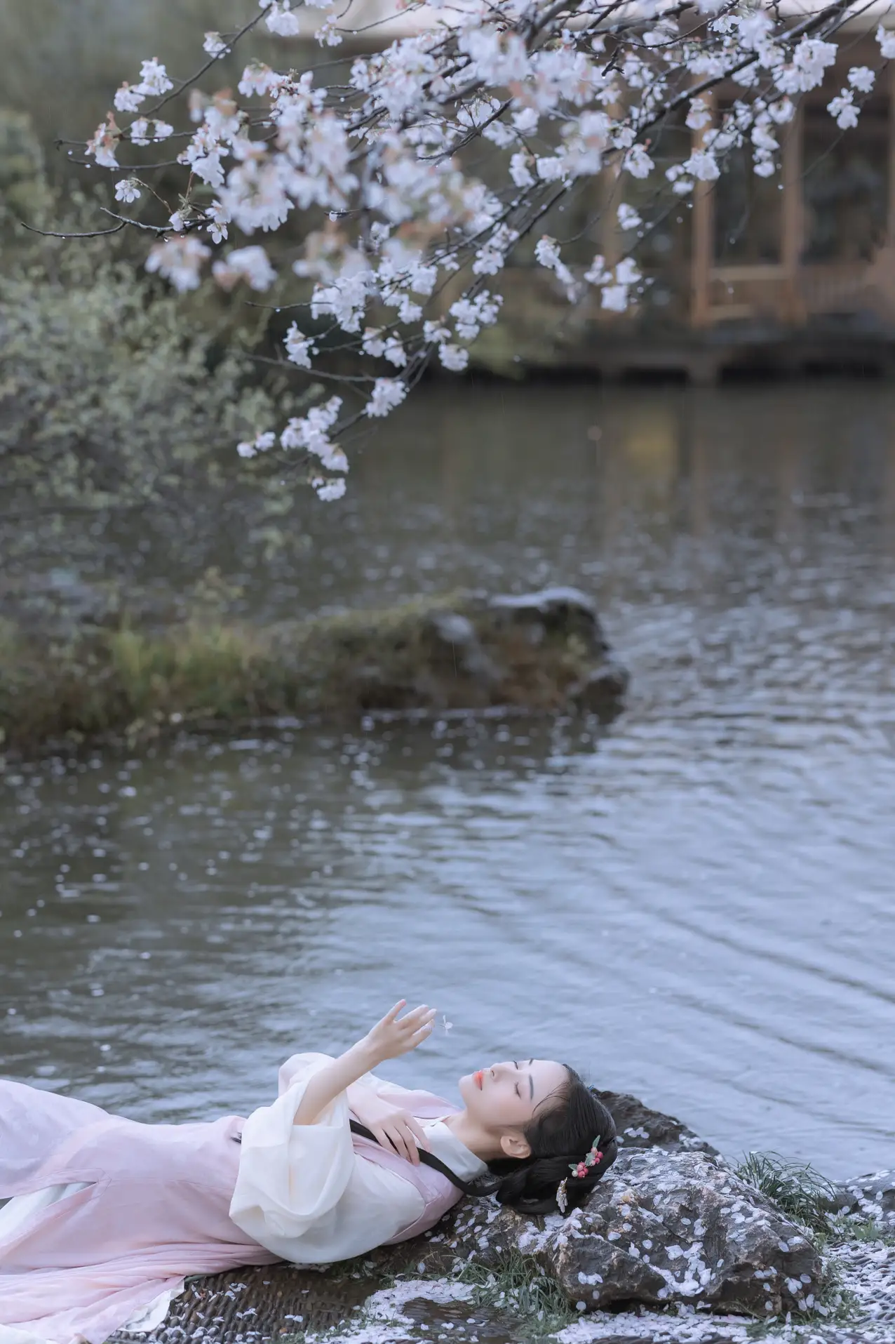 [艺图语] 2022.05.25 Vol.0984 – 雨樱花 眸小妖#[46P]-1