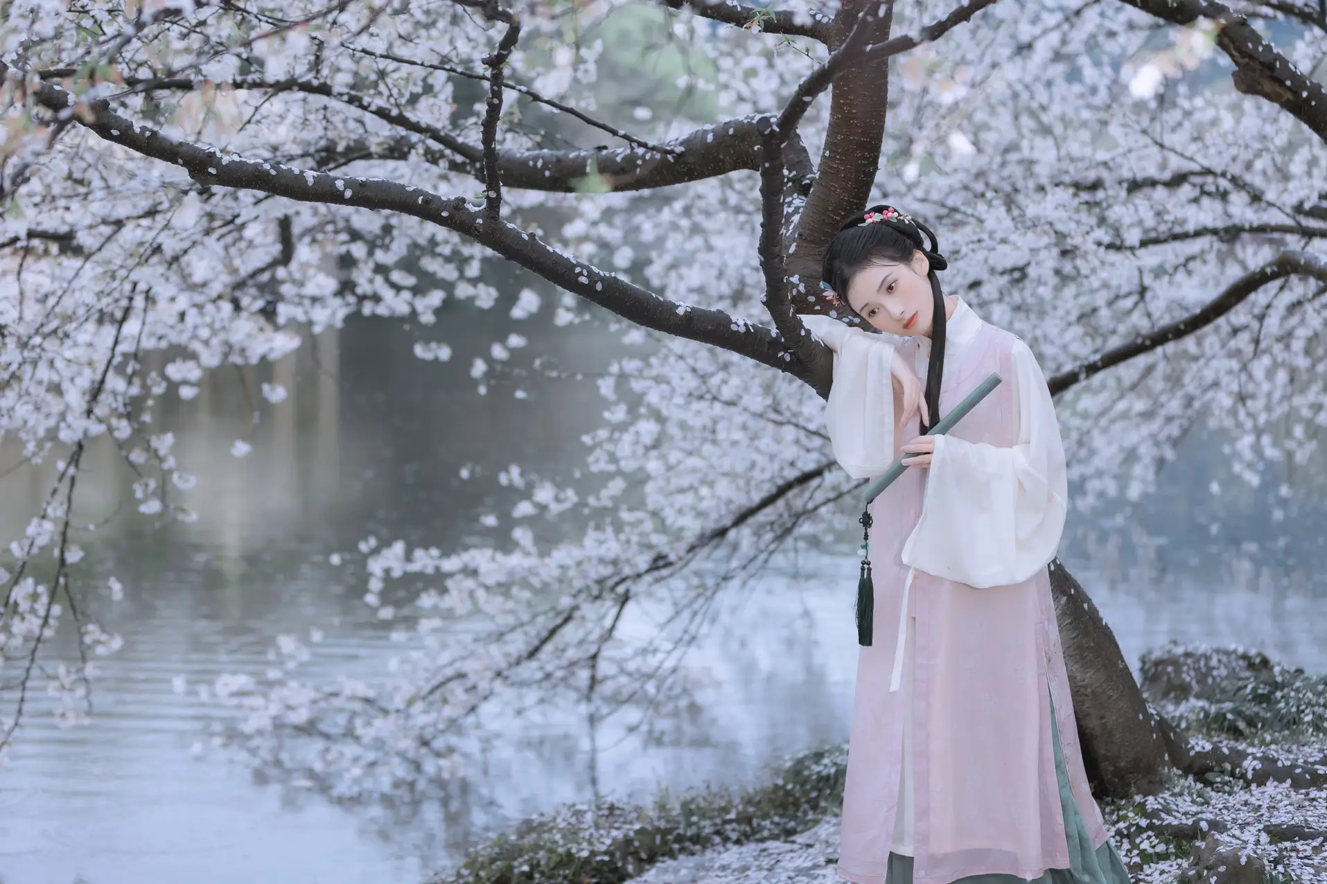 [艺图语] 2022.05.25 Vol.0984 – 雨樱花 眸小妖#[46P]-1
