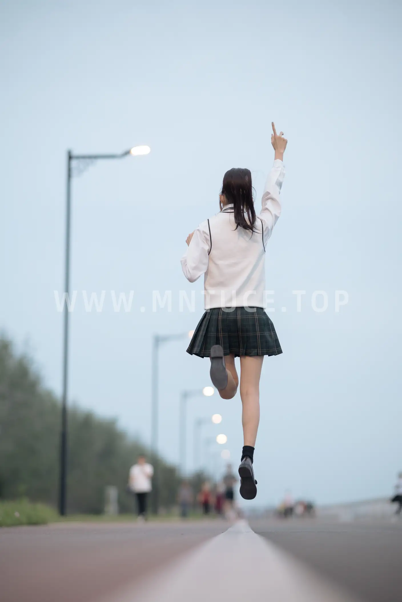 [艺图语] 2022.06.26 Vol.1294 – 青草味的河堤 兔子Zzz不吃胡萝卜#[26P]-9