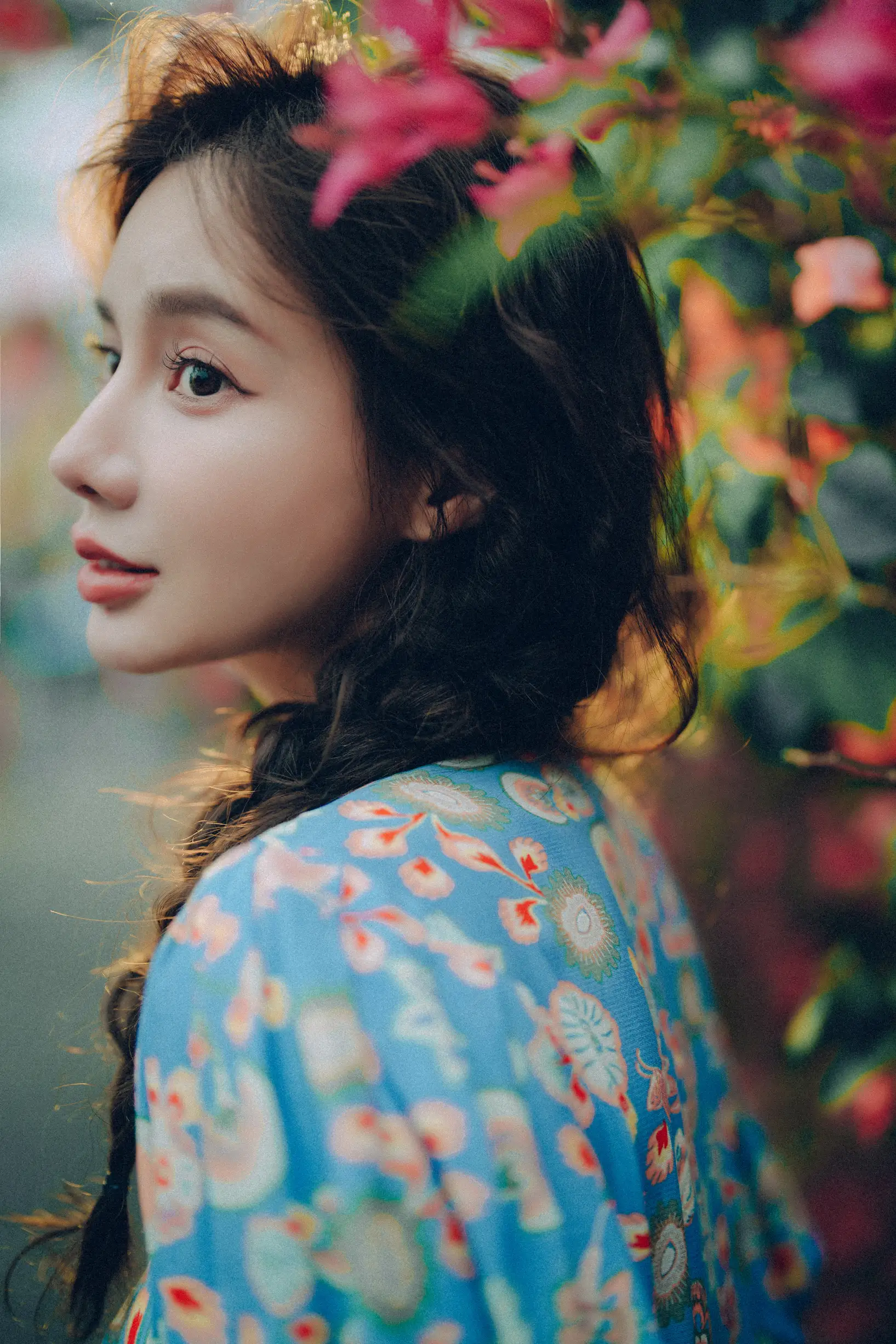 [艺图语] 2022.06.25 Vol.1282 – 发光的发丝，三角梅瀑布下的女神 姝雯同学#[55P]-1
