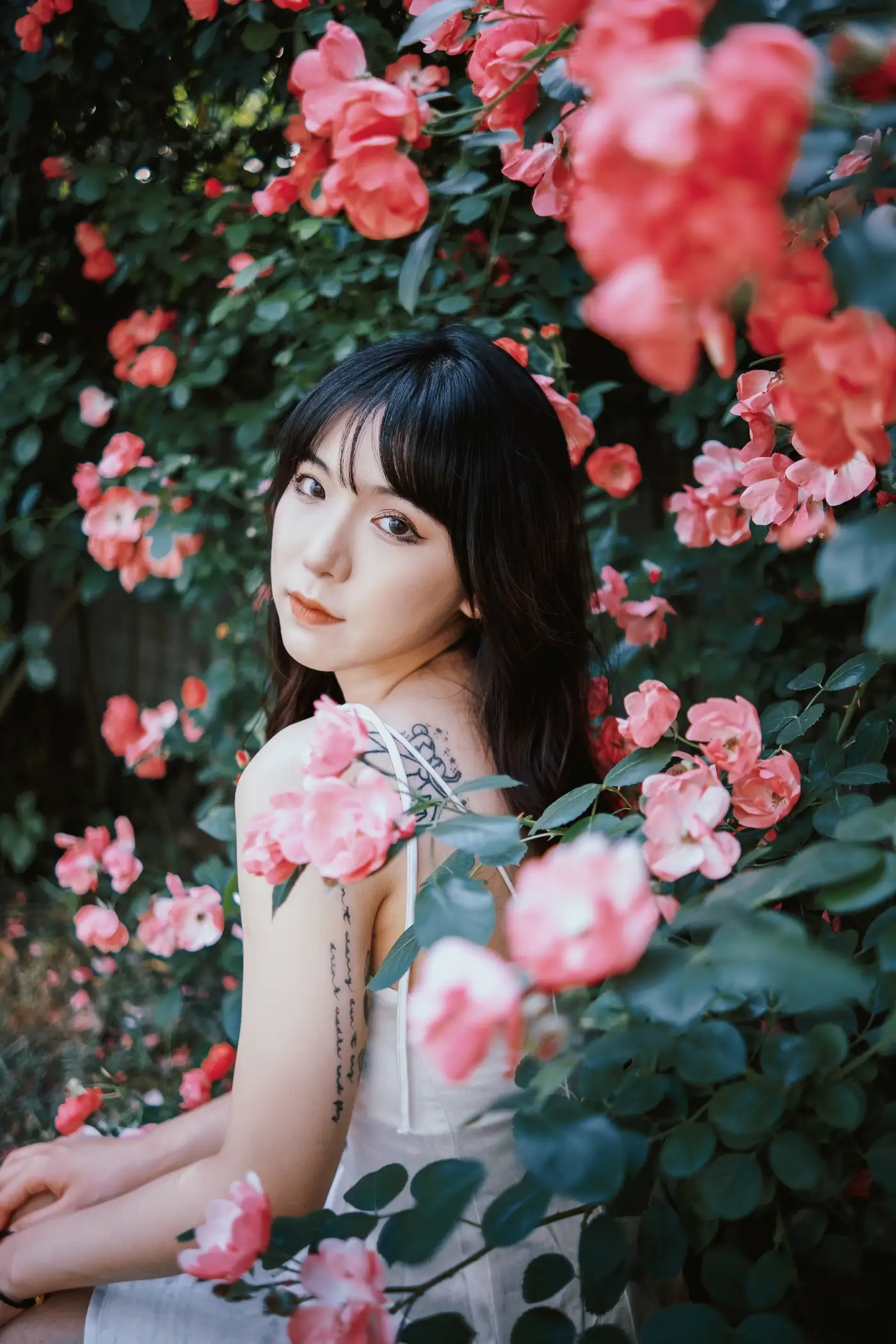 [艺图语] 2022.06.10 Vol.1137 – 蔷薇花下 依依#[25P]-1