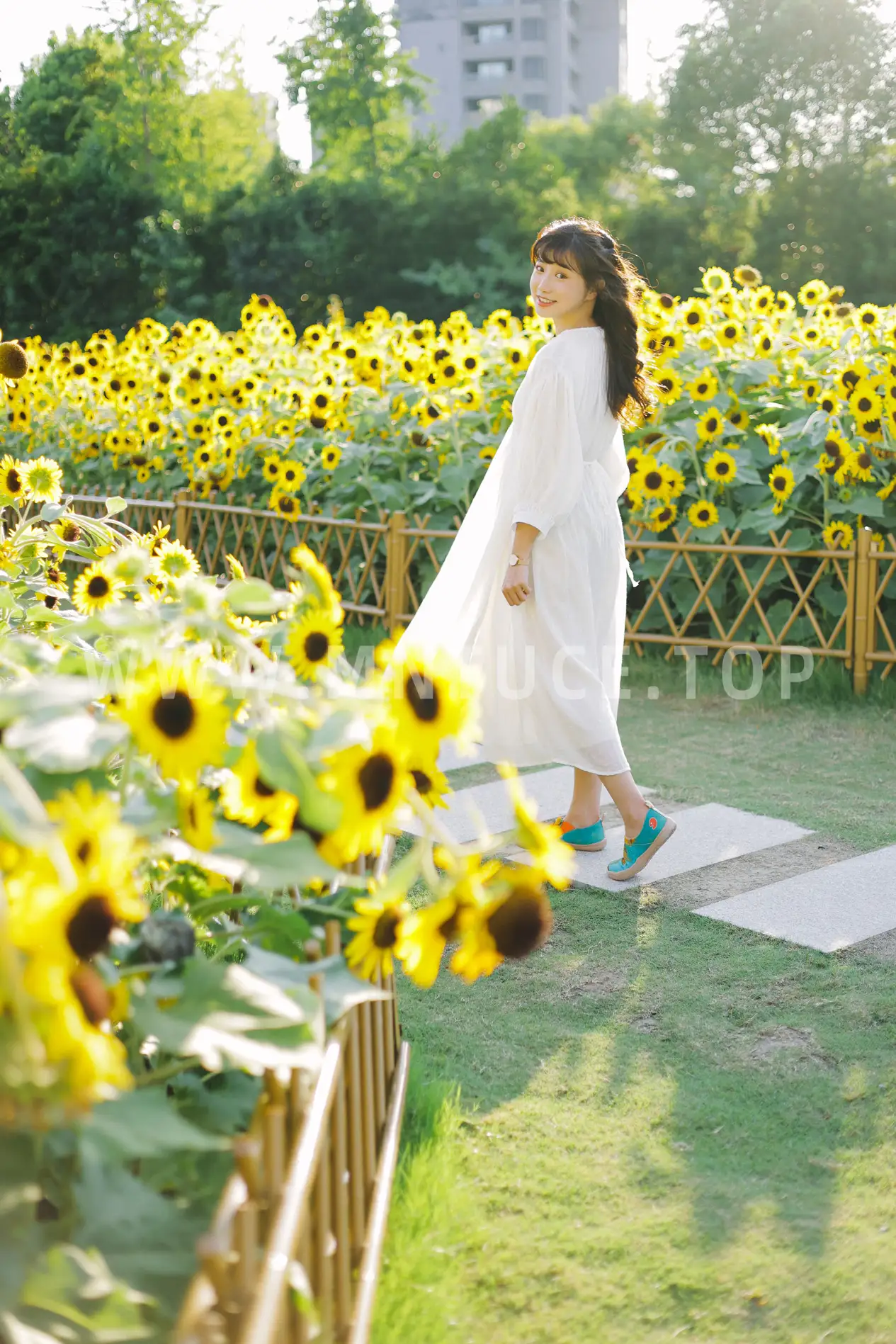 [YITUYU] 2022.08.29 Vol.1822 -Flowers in the sun and you Fatty Blue-#[25P]-18